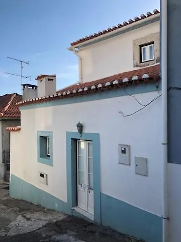 Typical Small House Near Lisbon オエイラス
