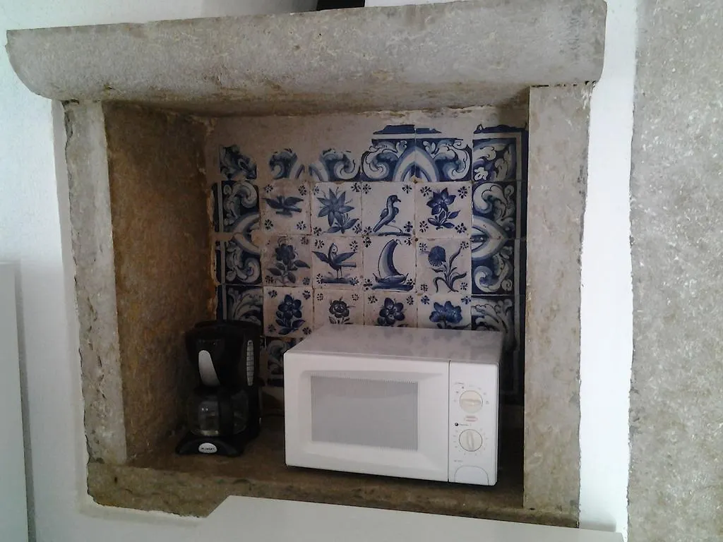 Typical Small House Near Lisbon オエイラス