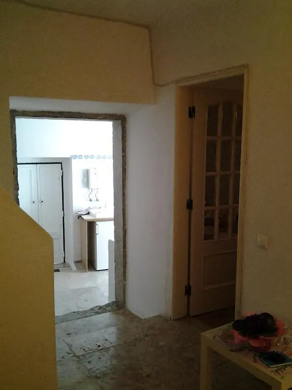 Typical Small House Near Lisbon オエイラス
